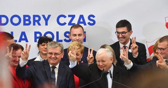 "Każdy musi przyznać, że spełniliśmy to, co żeśmy zapowiedzieli przed wyborami, i spełniliśmy także to wszystko, co zapowiedzieliśmy już po wyborach" - mówił prezes Prawa i Sprawiedliwości Jarosław Kaczyński podczas spotkania wyborczego w Koszalinie i ogłosił: "Uznaliśmy, że możemy spojrzeć dalej, (…) o 12 lat dalej. Uważamy, że w tym czasie możemy stworzyć w Polsce zupełnie nową jakość: polską wersję państwa dobrobytu". Kaczyński przekonywał ponadto, że "w ciągu tych niespełna czterech lat (…) - wbrew temu, co nam ciągle zarzucają - umocniliśmy polską demokrację". "A może powiem nawet więcej. Zbudowaliśmy tą demokrację" - ogłosił. Ocenił także, że "wolność w Europie i USA cofa się", a Polska - jak zaznaczył - "musi pozostać wyspą wolności".