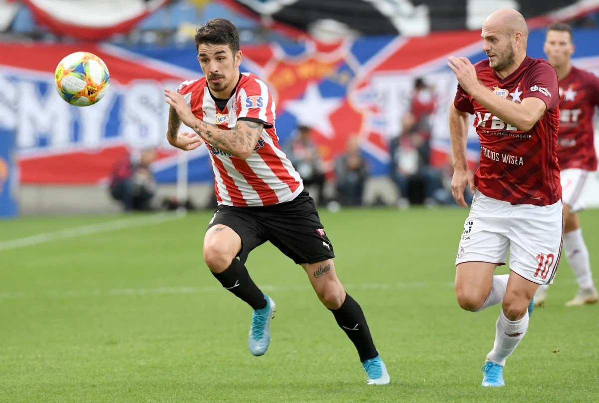 Cracovia triumfuje w 198. Wielkich Derbach Krakowa! Ekipa "Pasów" pokonała Wisłę Kraków na jej własnym stadionie 1:0. Na listę strzelców wpisał się w 73. minucie - po fatalnym błędzie defensywy Wisły - Sergiu Hanca. Dzięki trzem punktom Cracovia awansowała na drugie miejsce w tabeli Ekstraklasy.