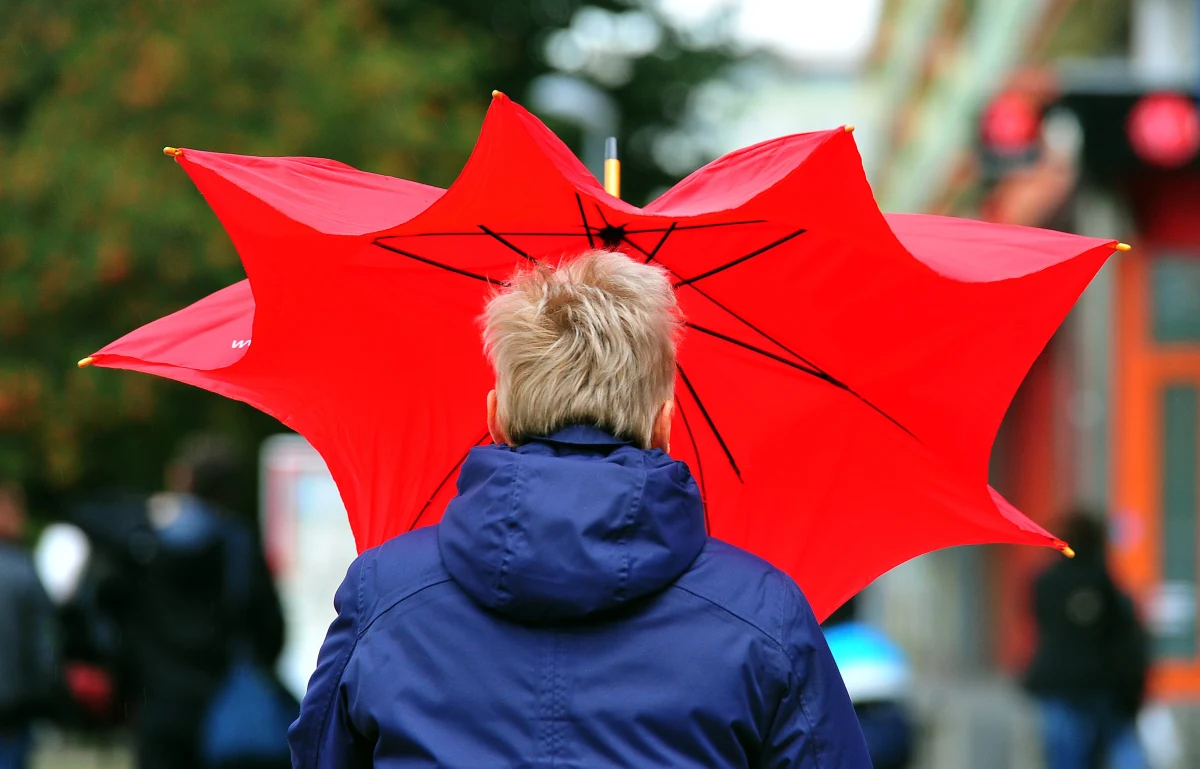 Niż, który dotrze nad Bałtyk znad Danii, przyniesie duża zmianę pogody i silny wiatr - ostrzegają specjaliści Instytutu Meteorologii i Gospodarki Wodnej. Najsilniej powieje w Tatrach - tam w nocy porywy wiatru będą dochodzić do 120 km/h, a w poniedziałek nawet do 140 km/h.