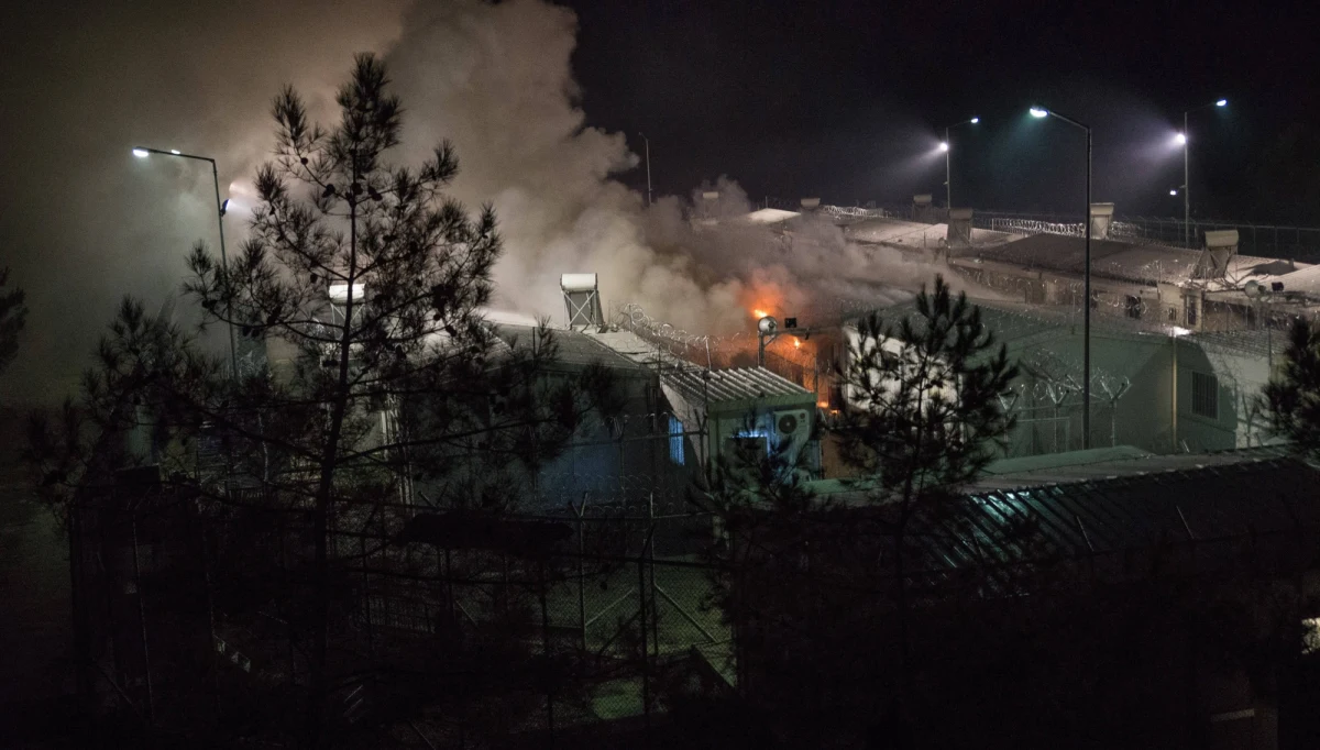 Dwie osoby zginęły w pożarze, który wzniecili imigranci w przepełnionym ośrodku dla uchodźców Moria na greckiej wyspie Lesbos. Jak podała w niedzielę wieczorem grecka agencja ANA, powołując się na policję, ofiary to imigranci - matka i jej dziecko.