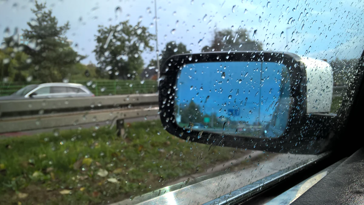 Poniedziałek upłynie pod znakiem silnego wiatru. Jak informuje Instytut Meteorologii i Gospodarki Wodnej, w wielu miejscach porywy będą dochodzić do nawet 100 km/h. Ostrzeżenia wydano dla mieszkańców całej Polski.