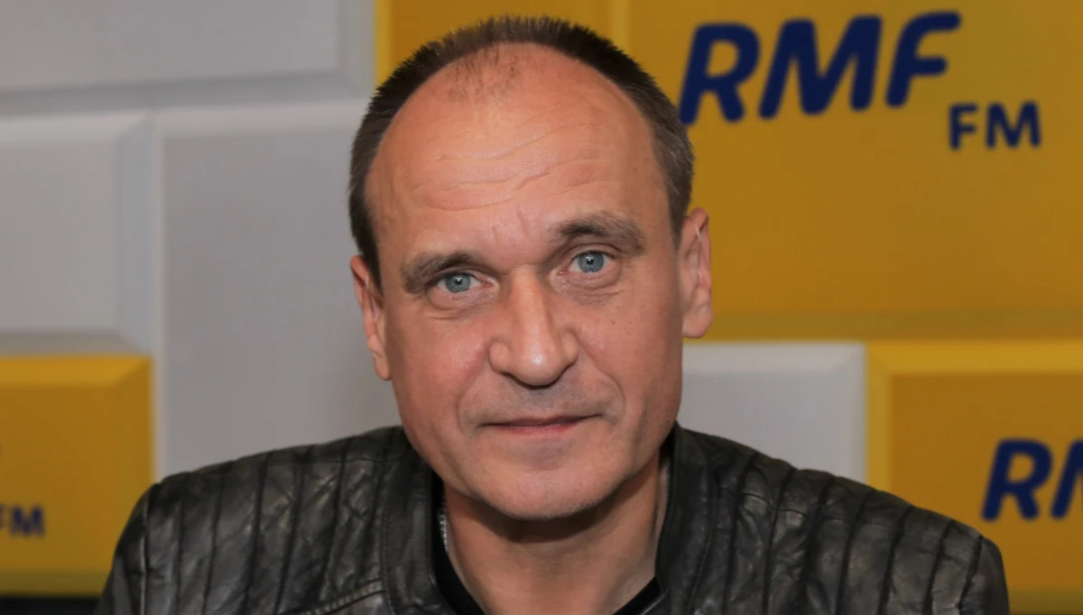 „Ja nie chcę wchodzić z nikim w koalicję. Ja chcę podpisać umowę na realizację proobywatelskich postulatów, które zmieniają ustrój państwa i kończą z państwem autorytarnym. Ja nie idę po to, by objąć KGHM, tylko by zmienić ordynację wyborczą. A potem wracam do domu” – mówił w Porannej rozmowie w RMF FM lider ruchu Kukiz’15 Paweł Kukiz. Pytany o możliwy sojusz z PiS-em, Kukiz odpowiedział, że nie wyobraża sobie, by obecnie rządząca partia chciała podpisać z nim taką umowę. „Nie zamierzam wchodzić w alianse z PiS-em, kiedy Kaczyński absolutnie odmawia wpisania (w program) jakiegokolwiek postulatu demokratycznego” – podkreślił.