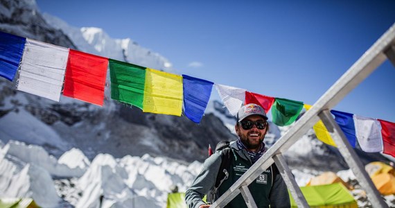 Andrzej Bargiel, który w tym roku zamierzał wejść bez użycia tlenu z butli na Mount Everest (8848 m) i zjechać z niego na nartach, podjął decyzję o zakończeniu wyprawy. Jak wyjaśnił skialpinista, powodem są bardzo trudne warunki panujące tej jesieni na najwyższej górze świata.
