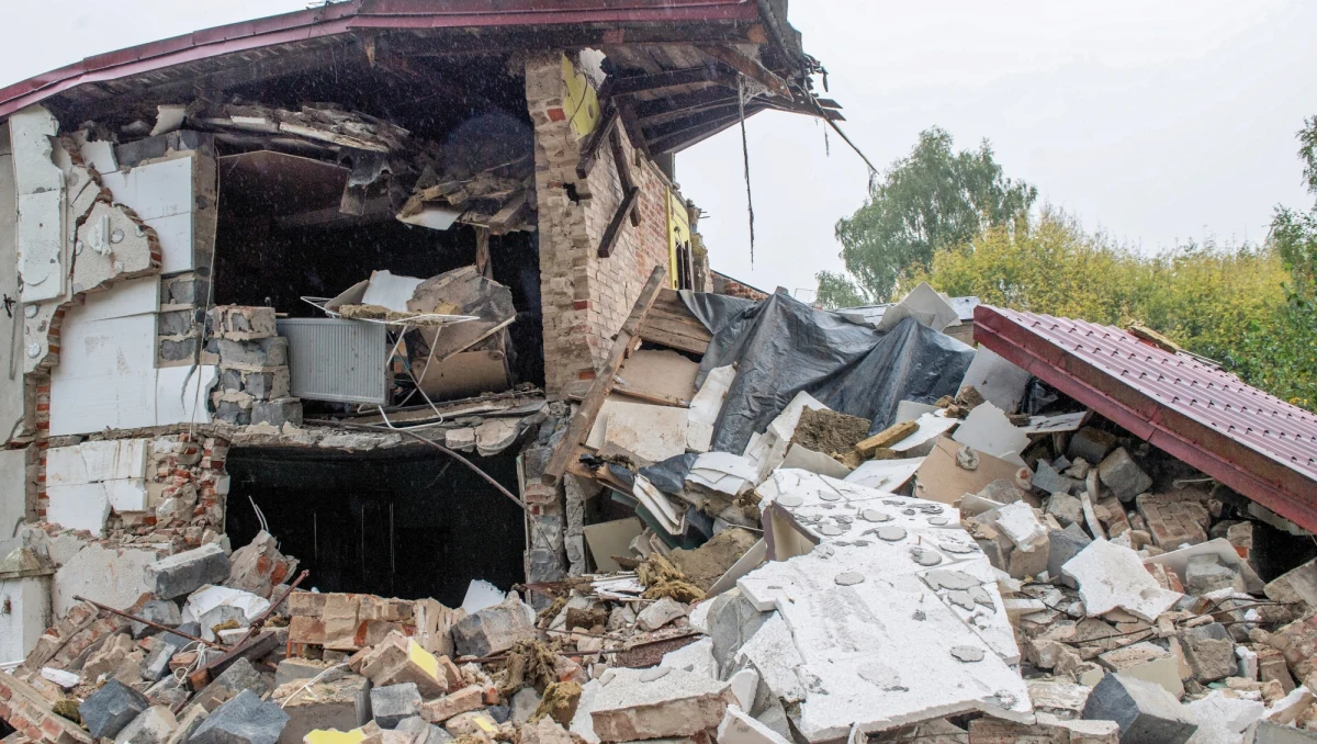 Wybuchu gazu w domu jednorodzinnym w Janowie w woj. łódzkim. Z częściowo zawalonego budynku ewakuowano dwie osoby. Trwa akcja ratownicza.