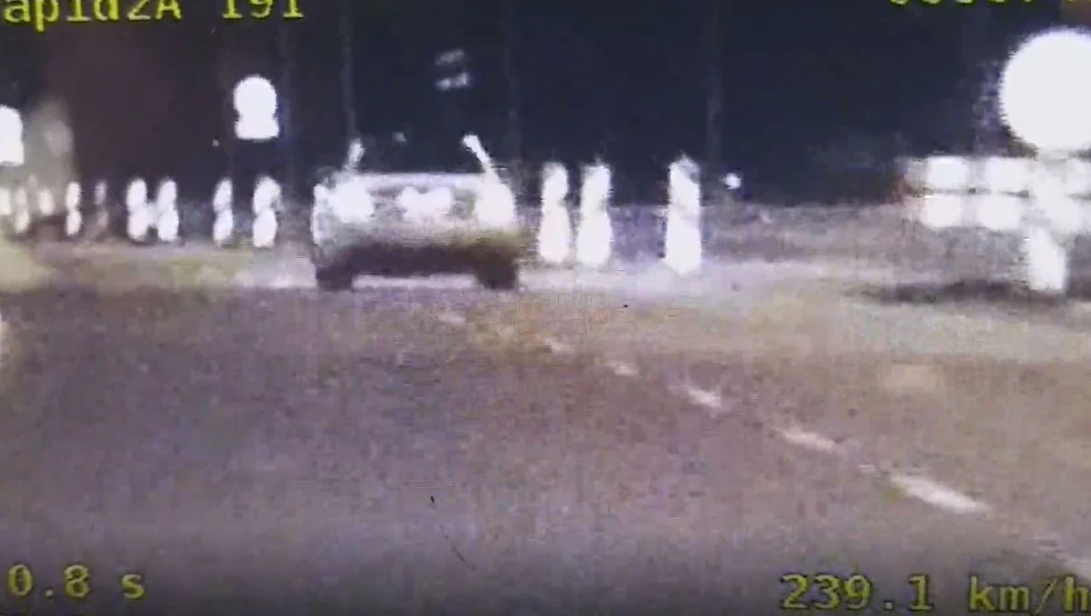 Policjanci z Nidzicy zatrzymali 22-letniego kierowcę, który jadąc drogą ekspresową S7 przekroczył prędkość o 119 km/h. Mężczyzna pędził z prędkością 239 km/h. Tłumaczył, że "lubi tak jeździć".