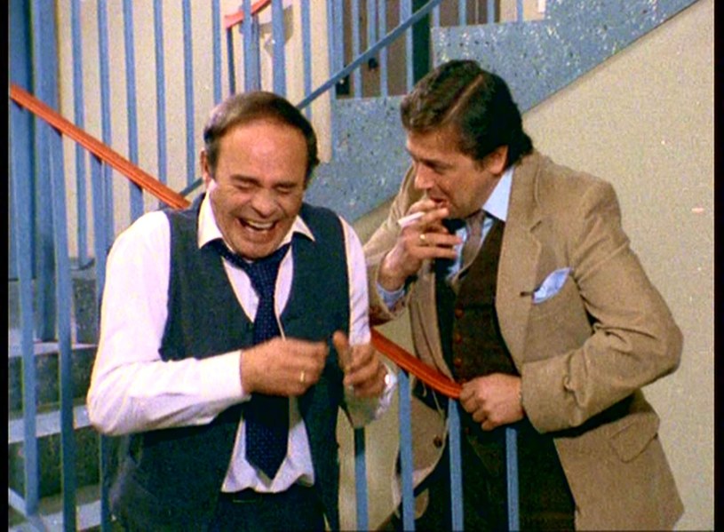 Gospodarz domu Stanisław Anioł, jego żona Miećka, Balcerek, docent Furman, dźwigowy Kotek - doskonale pamiętamy postaci z "Alternatywy 4". Pierwszy odcinek serialu został wyemitowany 30 listopada 1986 roku.