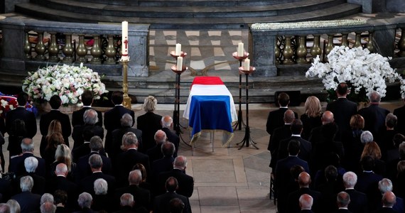 ​Uroczystości pogrzebowe byłego prezydenta Francji Jacques'a Chiraca rozpoczęły się w południe w paryskim kościele św. Sulpicjusza. W pogrzebie udział bierze 2 tys. gości, w tym zagraniczni przywódcy i członkowie rodów królewskich.