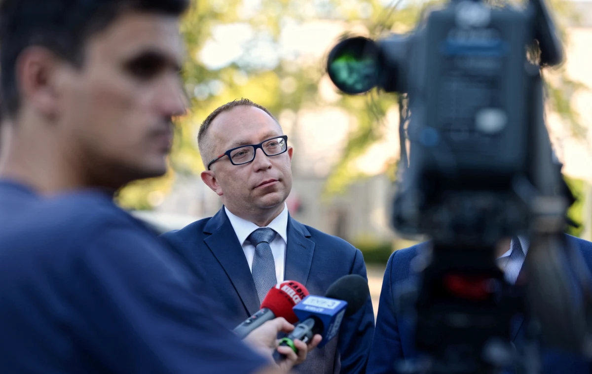 Poseł Platformy Obywatelskiej Artur Gierada złożył w prokuraturze zawiadomienie ws. bulwersującego incydentu, jaki miał miejsce w ostatnich dniach: banner z fotografią w kształcie jego postaci został powieszony w parku na gałęzi drzewa. Postać miała częściowo odciętą głowę i splątane taśmą nogi. "Bardzo nas martwi dotychczasowy brak reakcji na to skandaliczne zdarzenie prokuratora generalnego Zbigniewa Ziobry" – podkreślił Gierada na konferencji prasowej przed kielecką prokuraturą.