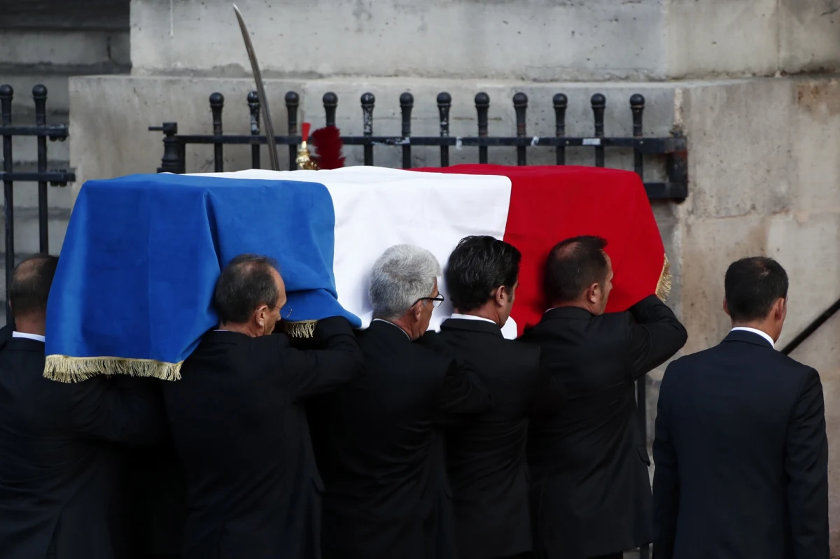 Jacques Chirac – były prezydent Francji, który zmarł w wieku 86 lat, został pochowany na paryskim cmentarzu Montparnasse. Były przywódca spoczął w grobowcu, gdzie pochowana jest jego najstarsza córka Laurence, zmarła w 2016 roku. Uroczystość odbyła się w ścisłym gronie rodzinnym.