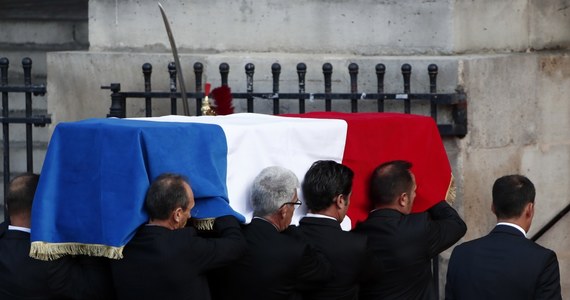 Jacques Chirac – były prezydent Francji, który zmarł w wieku 86 lat, został pochowany na paryskim cmentarzu Montparnasse. Były przywódca spoczął w grobowcu, gdzie pochowana jest jego najstarsza córka Laurence, zmarła w 2016 roku. Uroczystość odbyła się w ścisłym gronie rodzinnym.