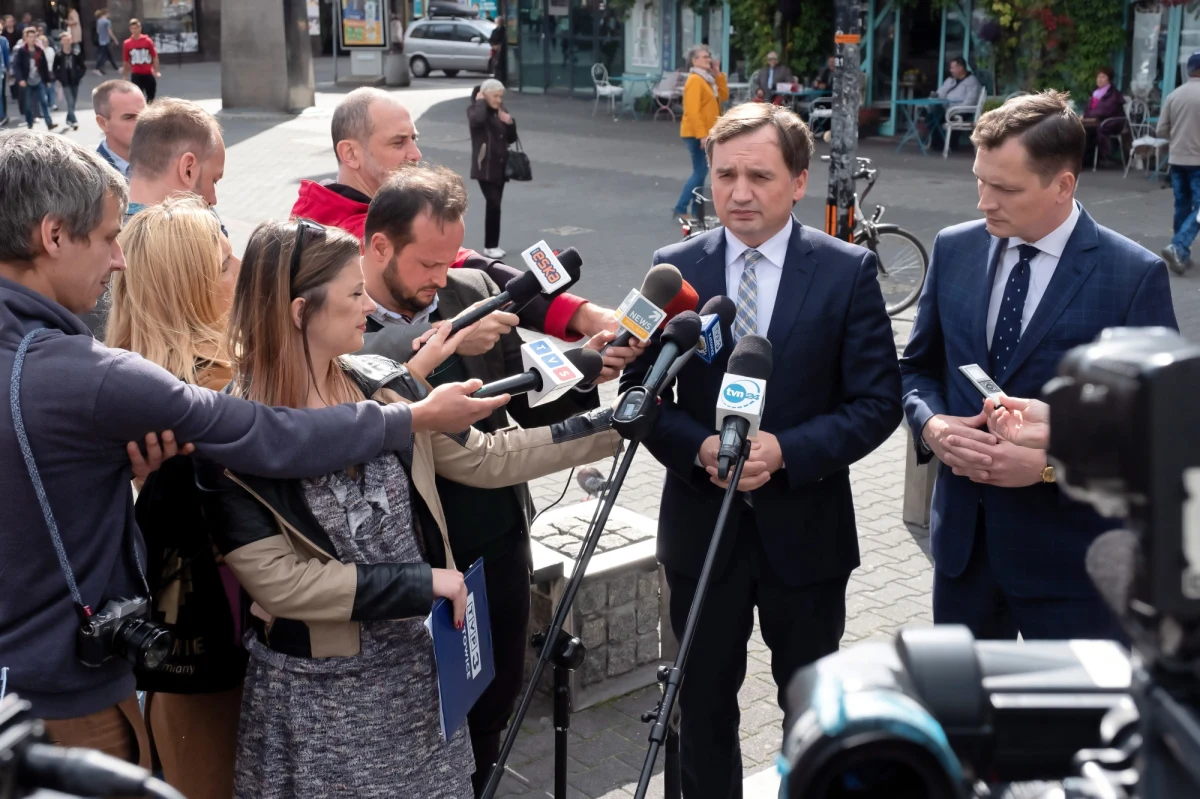 Wiesław Johann nie trafił do Krajowej Rady Sądownictwa jako czynny sędzia - który jest zobowiązany do powściągliwości - ale z "klucza politycznego" i w związku z tym "inne są wymogi jego zachowania i wypowiedzi" - oświadczył Zbigniew Ziobro, pytany o udział sędziego Johanna w spocie promującym kandydata PiS do Sejmu.