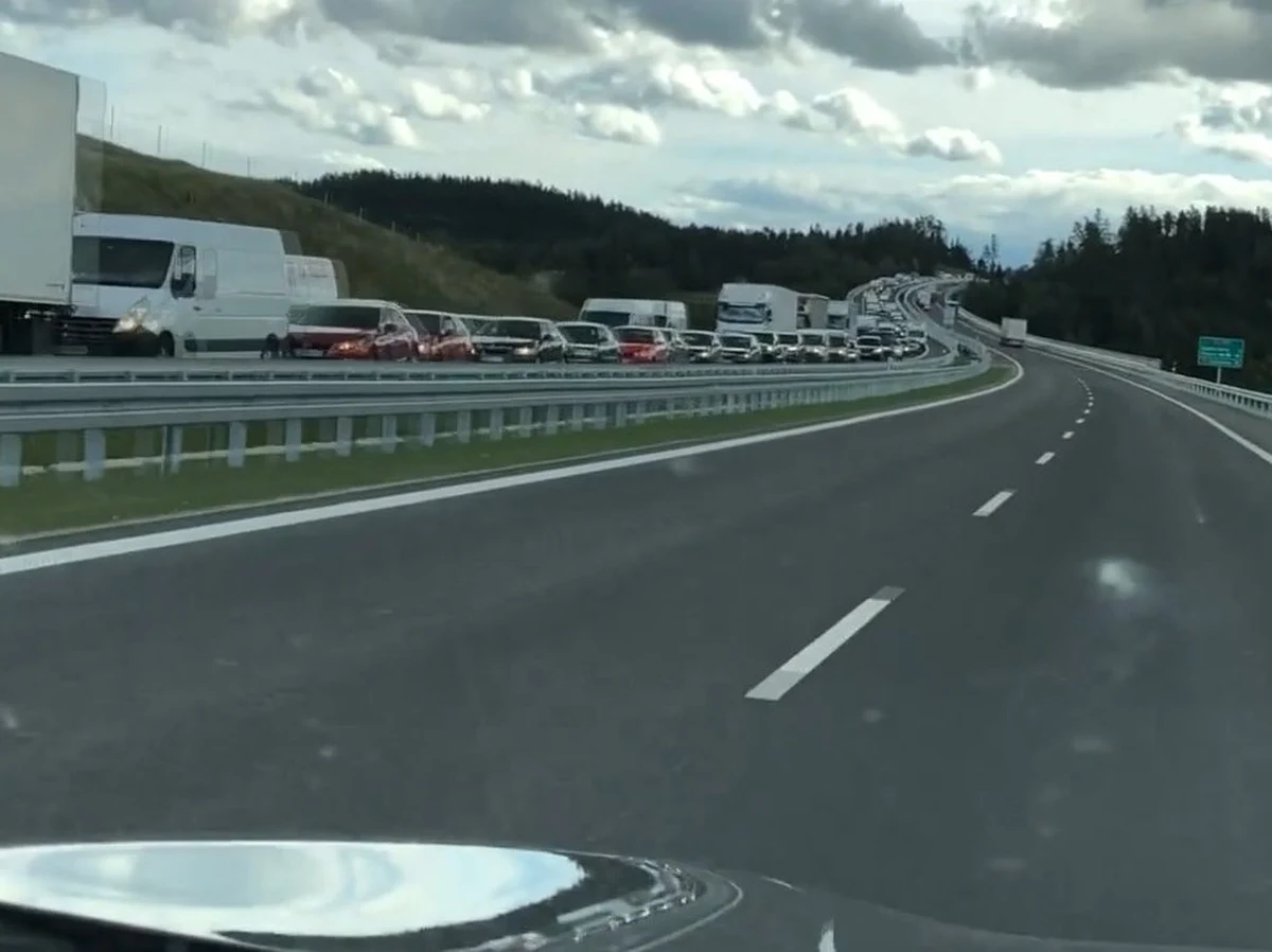 Potężne korki na oddanym zaledwie w sobotę odcinku nowej zakopianki. W kierunku Krakowa kierowcy tkwią w wielokilometrowych zatorach, bowiem - by wrócić na "starą" zakopiankę - muszą na rondzie za zjazdem z nowego odcinka w Skomielnej Białej ustąpić pierwszeństwa wszystkim tym, którzy jadą od strony stolicy Małopolski. Miało być lepiej, a jest o wiele gorzej.