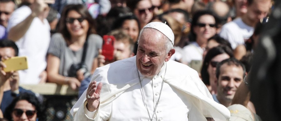 Papież Franciszek przyjął na audiencji amerykańskiego księdza jezuitę Jamesa Martina. Duchowny jest krytykowany przez część konserwatywnych środowisk katolickich za działania duszpasterskie na rzecz osób LGBT. 