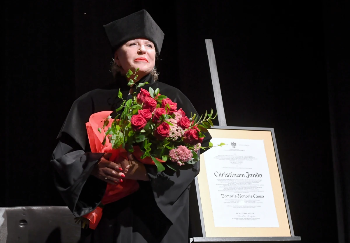 Krystyna Janda – wybitna aktorka teatralna i filmowa – została wyróżniona tytułem doktora honoris causa Akademii Sztuk Teatralnych w Krakowie. “Jednego jestem po tych 45 latach pewna - umiem zagrać człowieka. Opowiedzieć o człowieku. I być może z tego powodu zasługuję na honor, którym mnie państwo obdarzacie” – powiedziała artystka. 