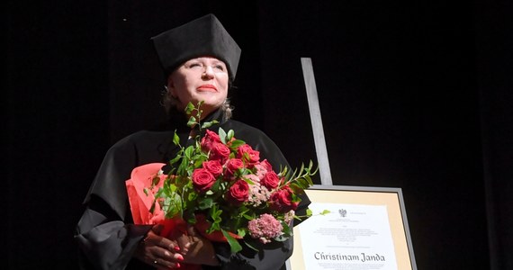 Krystyna Janda – wybitna aktorka teatralna i filmowa – została wyróżniona tytułem doktora honoris causa Akademii Sztuk Teatralnych w Krakowie. “Jednego jestem po tych 45 latach pewna - umiem zagrać człowieka. Opowiedzieć o człowieku. I być może z tego powodu zasługuję na honor, którym mnie państwo obdarzacie” – powiedziała artystka. 