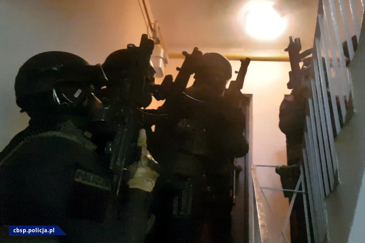 Policjanci CBŚP i szczecińscy prokuratorzy szukają osób pokrzywdzonych przez członków rozbitej zorganizowanej grupy przestępczej. Grupa działała w latach 2014-2018 w Kamieniu Pomorskim i jego okolicy. Jej członkowie zajmowali się głównie przestępczością narkotykową, ale rozliczenia finansowe prowadzili w sposób bardzo brutalny. Na swoim koncie mogą mieć porwania, pobicia i wymuszenia rozbójnicze.