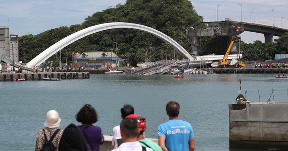 Co najmniej 10 osób zostało rannych, w tym sześć poważnie, w wyniku zawalenia się wysokiego mostu nad zatoką we wschodnim Tajwanie. Z mostu na znajdujące się poniżej łodzie spadła cysterna. Kilka osób zaginęło.