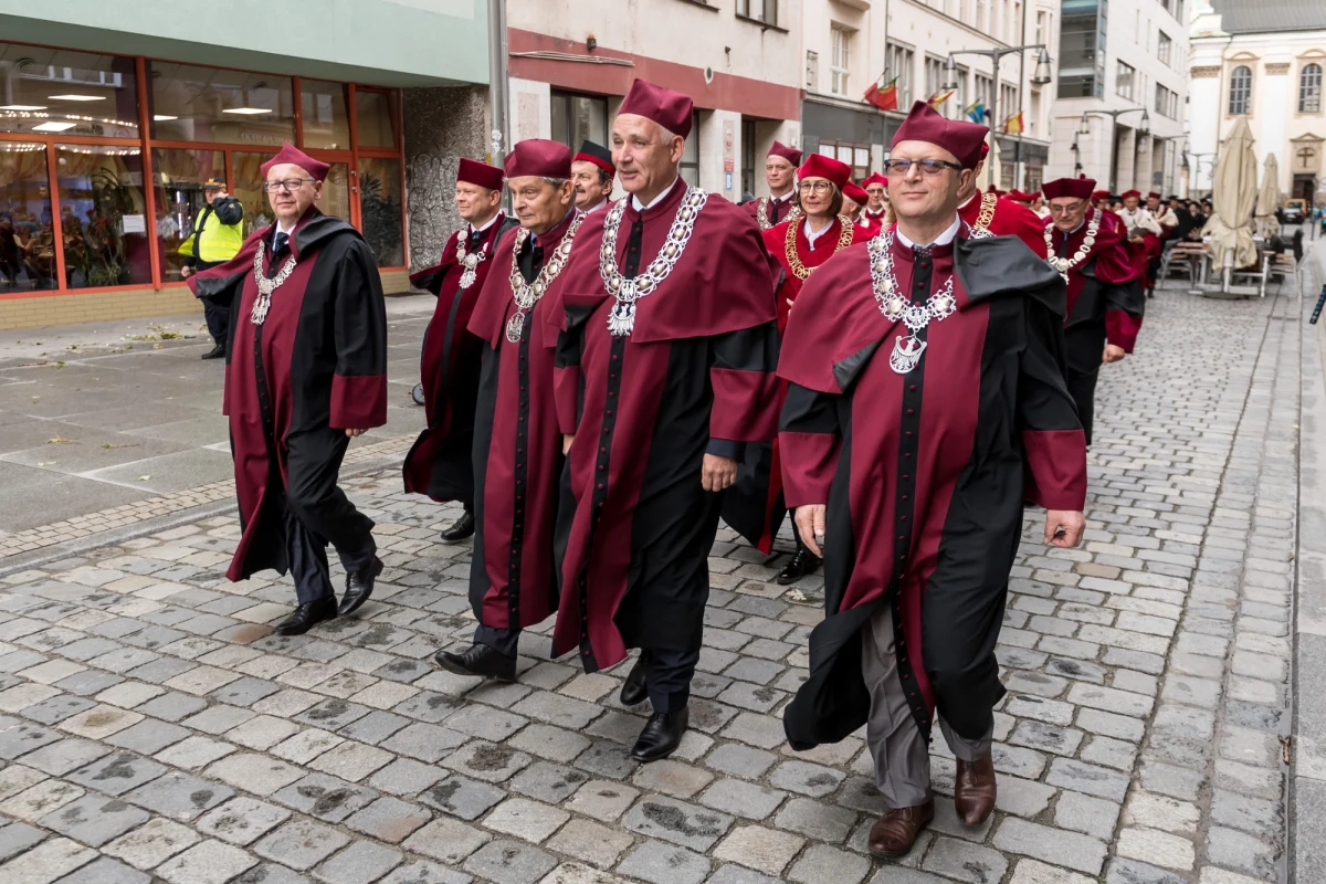 Na ponad 370 polskich uczelniach wyższych, publicznych i niepublicznych 1 października rozpoczyna się rok akademicki 2019/2020. Resort nauki szacuje, że na pierwszym roku studiów stacjonarnych zajęcia zacznie ok. 300 tys. żaków.