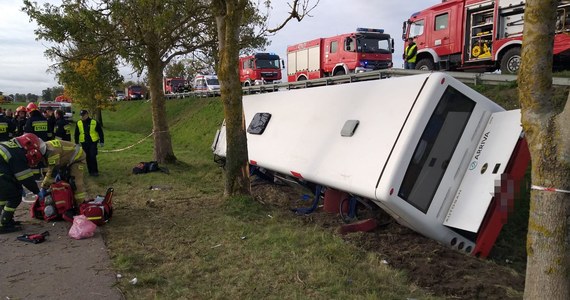 W rejonie miejscowości Woplawki koło Kętrzyna w woj. warmińsko-mazurskim doszło do wypadku autobusu, którym jechało 31 osób, w tym dzieci i młodzieży w wieku szkolnym. Pojazd wpadł do rowu.