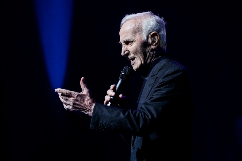 Nagrał ponad 1200 piosenek, umieszczonych na 294 albumach, które rozeszły się w nakładzie ponad stu milionów egzemplarzy. Ile dał koncertów, tego nikt nie policzył, dość powiedzieć, że Charles Aznavour śpiewał na wszystkich kontynentach. 1 października mija pierwsza rocznica śmierci artysty.