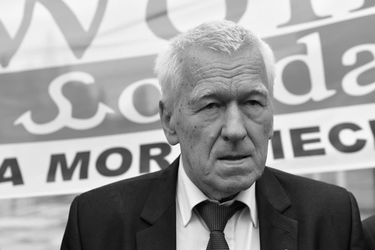 Kornel Morawiecki spocznie na Powązkach Wojskowych w Warszawie, a pogrzeb będzie miał charakter państwowy - poinformował szef KPRM Michał Dworczyk. Uroczystości pogrzebowe marszałka seniora rozpoczną się o godzinie 12 w najbliższą sobotę. Do czasu pogrzebu premier Mateusz Morawiecki nie będzie prowadził kampanii wyborczej.