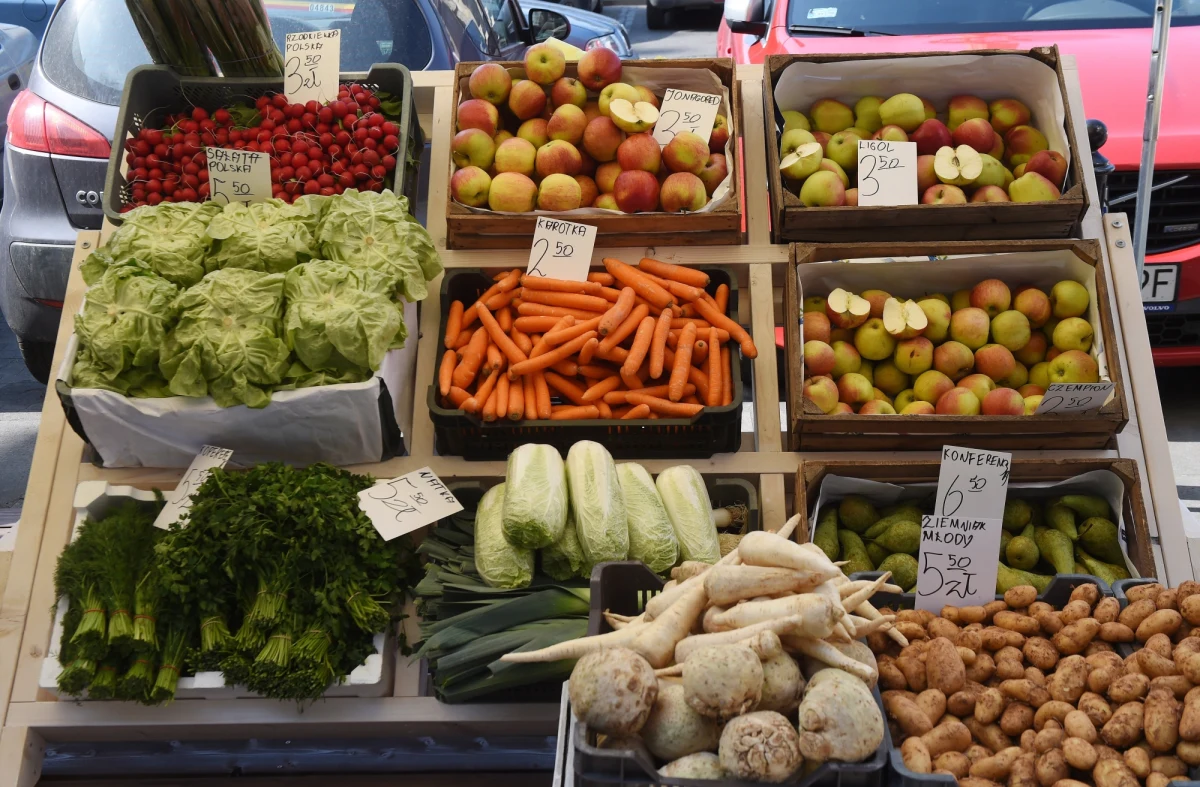 Polski seler sprzedawany jako holenderski, egipski czosnek z Polski, cebula pochodząca jednocześnie z kilku krajów - to główne nieprawidłowości wykryte przez Inspekcję Handlową w 18 sieciach handlowych - informuje UOKiK. W sumie kontrolę przeprowadzono w 
96 sklepach. 