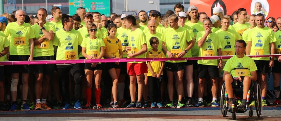 Nawet 8 tysięcy zawodników z 40 krajów może wziąć udział w zbliżającym się Silesia Marathonie. To już 11 edycja tej imprezy. W sobotę czeka nas bieg o Puchar Radia RMF FM, a w niedzielę maraton, ultramaraton i półmaraton. W trakcie imprezy koszykarz Kevin Howarth chce pobić rekord Guinnessa - zamierza przebiec maraton jednocześnie kozłując dwoma piłkami.