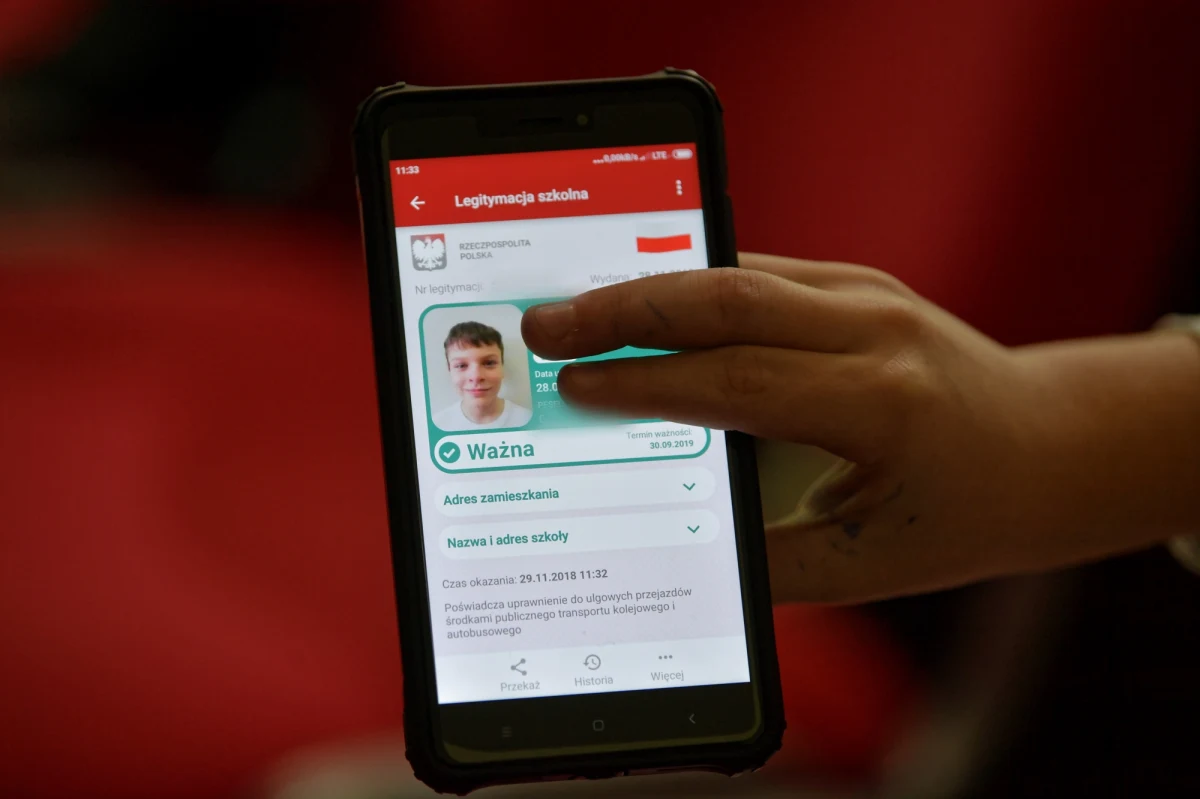 Miało być unowocześnienie, ale nie obyło się bez kłopotów. Dotyczy to części szkół, które przystąpiły do programu Ministerstwa Cyfryzacji mLegitymacje. Wczoraj, 30 września, dokumenty wystawione w poprzednim roku szkolnym straciły ważność. I jak się okazuje, szkolne sekretariaty miały problemy z ich przedłużeniem.
