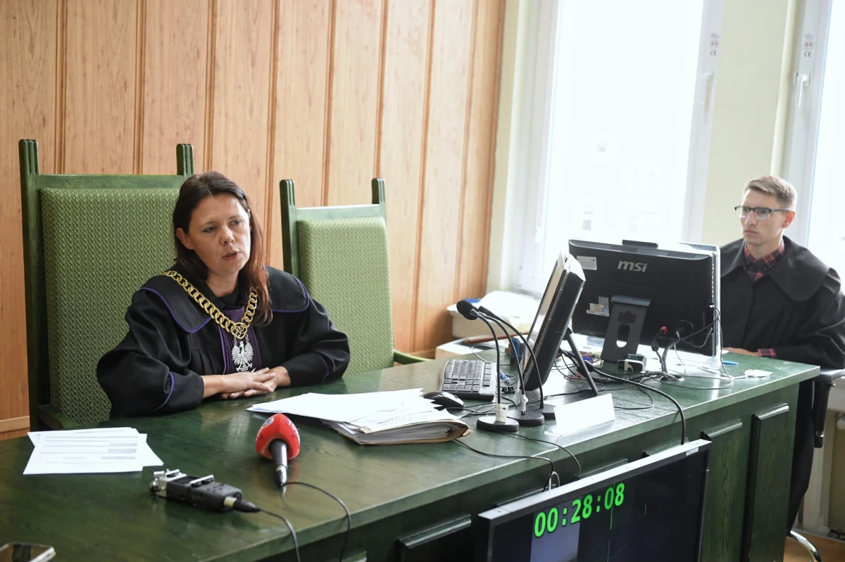 Łącznie 35 tys. zł zadośćuczynień na cele charytatywne orzekł we wtorek warszawski sąd w związku z pozwami aktora Jerzego Stuhra, dziennikarza Mariusza Szczygła i tłumacza Tomasza Sadlika, którzy pozwali państwo za naruszenie prawa do korzystania z niezanieczyszczonego powietrza. Wyrok jest nieprawomocny.