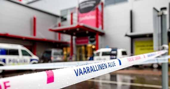 Jedna osoba nie żyje, a 10 jest rannych – to bilans dramatycznego zajścia w szkole zawodowej, która wynajmuje lokale w centrum handlowym w Kuopio w Finlandii. 25-letni mężczyzna wtargnął do szkoły z mieczem i bronią palną. Policja podała, że napastnik jest uczniem tej placówki.
