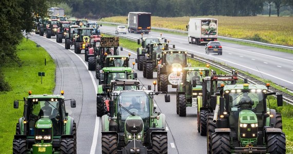 W czasie porannego szczytu korki wokół Hagi pobiły we wtorek wszelkie rekordy. Ich łączna długość wyniosła 1000 km, gdyż z całej Holandii jechały kolumny traktorów na protest rolników przeciw uznawaniu ich za winnych zanieczyszczeniom związkami azotu i węgla.