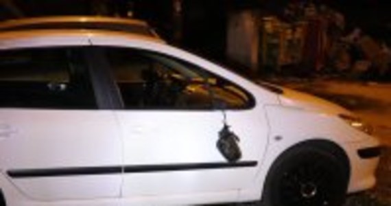 14 samochodów uszkodził zatrzymany przez policjantów z Sosnowca 23-latek. Idąc wzdłuż ulicy urywał lusterka, niszczył karoserie i wybijał szyby. Mężczyzna był pijany. Może mu grozić do pięciu lat więzienia.