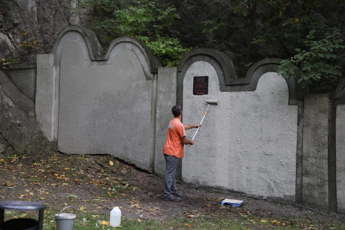 Policja szuka wandali, którzy zdewastowali mur dawnego getta żydowskiego przy ul. Limanowskiego w Krakowie. Jak wstępnie ustalono, do incydentu doszło prawdopodobnie w nocy z poniedziałku na wtorek. 