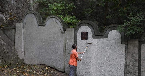 Policja szuka wandali, którzy zdewastowali mur dawnego getta żydowskiego przy ul. Limanowskiego w Krakowie. Jak wstępnie ustalono, do incydentu doszło prawdopodobnie w nocy z poniedziałku na wtorek. 