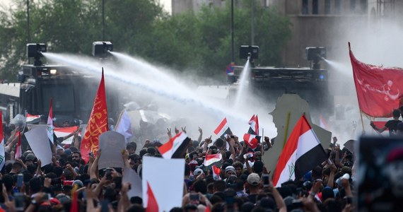 Co najmniej dwie osoby zginęły, a 200 innych zostało rannych we wtorek w Iraku w trakcie tłumienia przez siły bezpieczeństwa społecznych protestów przeciwko bezrobociu, korupcji i trudnym warunkom bytowym - podał Reuters, powołując się na różne źródła.