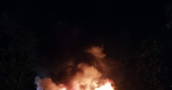 Pożar trzech autobusów w zajezdni autobusowej w Krośnie gasiło 11 zastępów straży pożarnej. W zajezdni zaparkowanych było jeszcze 50 innych pojazdów. 
