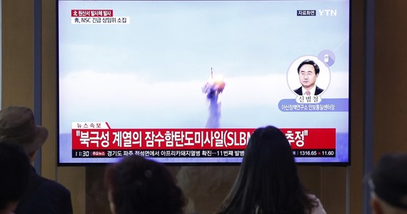 Rząd Japonii, który początkowo informował, że Korea Północna wystrzeliła dwie rakiety balistyczne, później sprecyzował, że może chodzić o jedną rakietę, która rozpadła się na dwie części. Korea Południowa uważa, że pocisk wystrzelono z okrętu podwodnego.