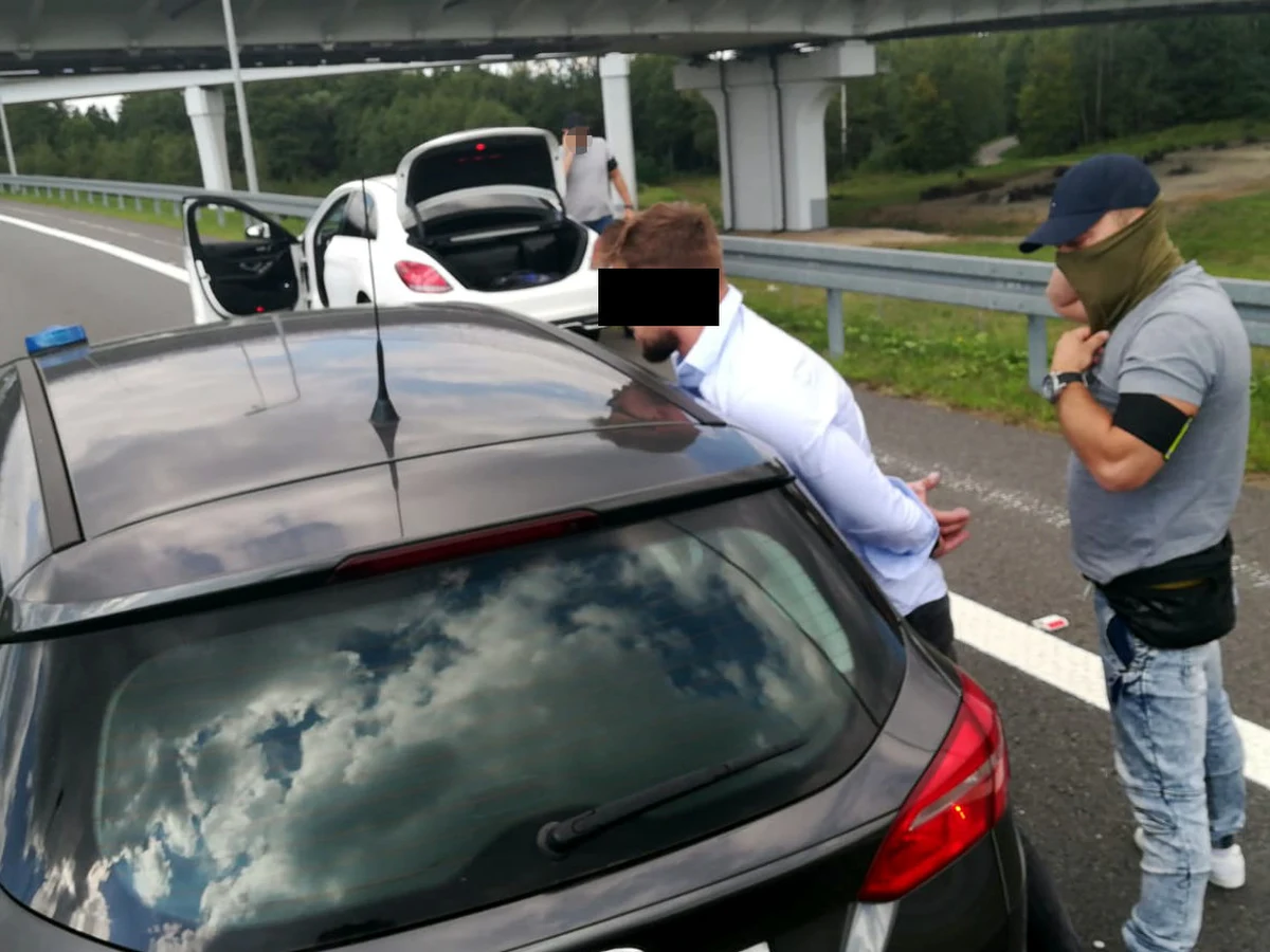 Policja polska i czeska podczas wspólnej akcji zatrzymała 10 osób podejrzanych o przestępstwa narkotykowe. To między innymi 6 Polaków, którzy mają powiązania z jednym z krakowskich klubów sportowych. W Czechach służby zlikwidowały plantację konopi, natomiast w Polsce funkcjonariusze przejęli 15 kg marihuany o czarnorynkowej wartości ponad pół mln zł.