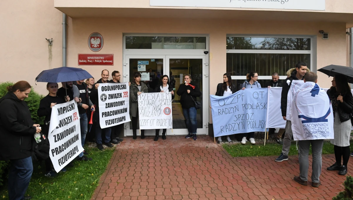 "Dlaczego tylko co trzeci z nas dostał podwyżkę?". Z tym pytaniem na dzisiejsze rozmowy z ministrem zdrowia przyszli o godz. 10 przedstawiciele fizjoterapeutów i diagnostów laboratoryjnych. Ich protest trwa od ponad tygodnia. Fizjoterapeuci i diagności masowo chodzą na zwolnienia. Domagają się właśnie podwyżek. 