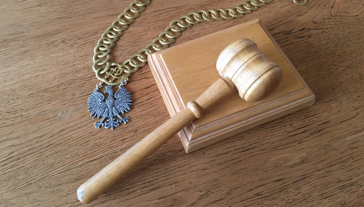 Na pięć dni trafił do aresztu mężczyzna, który będąc pod wpływem alkoholu stawił się w sądzie w Dzierżoniowie w charakterze podejrzanego. 40-latek miał ponad 3 promile alkoholu w organizmie. Sąd ukarał go pięciodniowym aresztem.