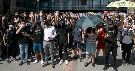 W Hongkongu setki uczniów wyraziły wsparcie dla 18-latka, który podczas antyrządowych protestów został postrzelony przez funkcjonariuszy. Szef policji określił ten dzień jako "jeden z najbrutalniejszych w historii" miasta.
