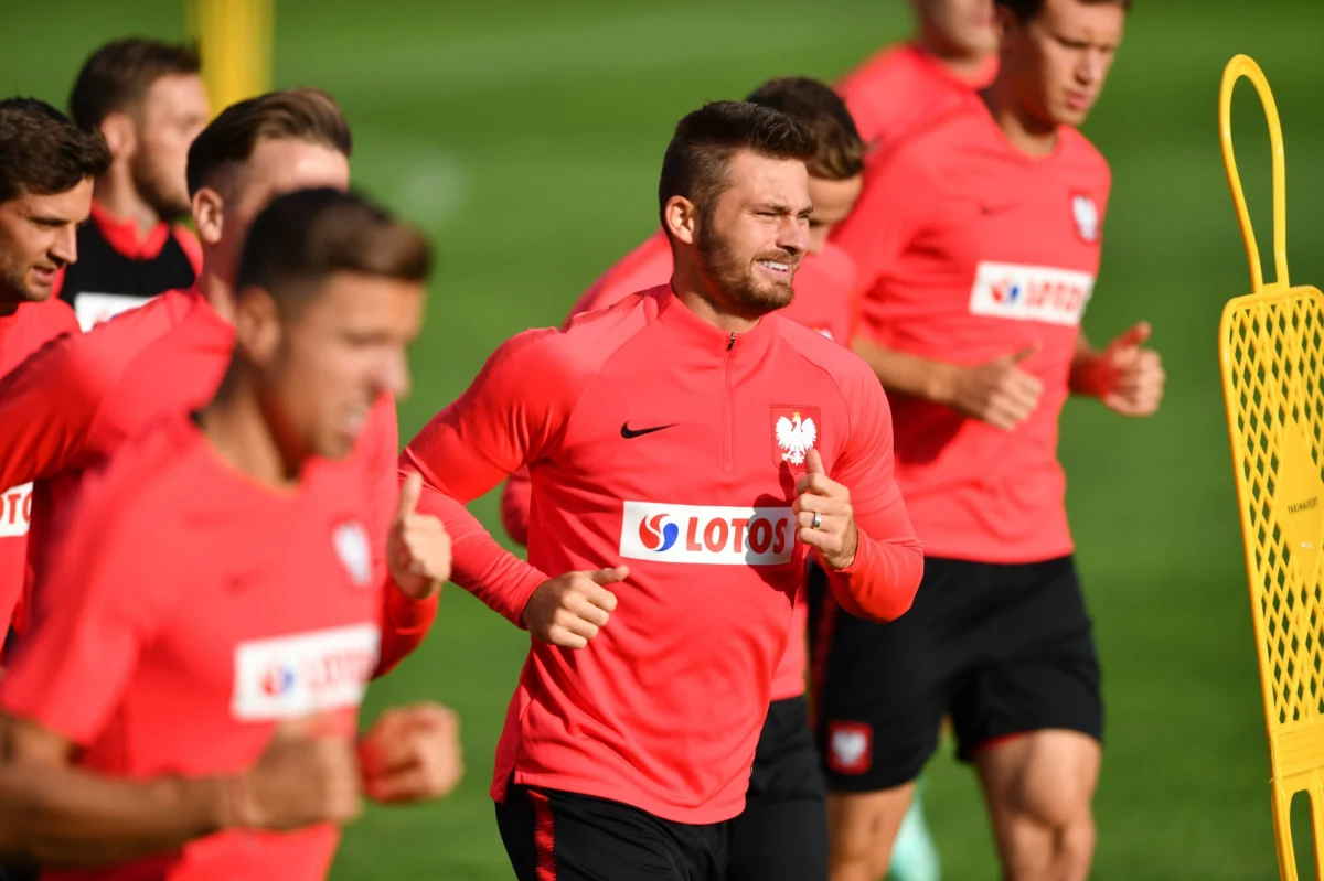 Powiększa się grupa kontuzjowanych piłkarzy reprezentacji, którzy nie zagrają w zbliżających się meczach z Łotwą i Macedonią Północną w eliminacjach mistrzostw Europy. Do Łukasza Fabiańskiego, Jakuba Błaszczykowskiego i Dawida Kownackiego dołączył Karol Linetty. W jego miejsce powołanie dostał Dominik Furman.