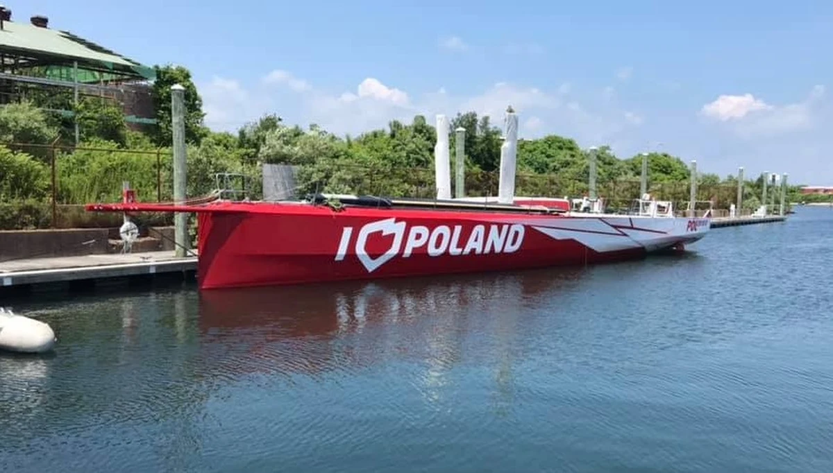 ​Były szef Polskiej Fundacji Narodowej, a obecnie członek jej zarządu, Cezary Jurkiewicz jest dumny z tego jak jacht I Love Poland sławi Polskę. Przypomnijmy, że łódź kupiona za 900 tysięcy euro od maja jest w Rhode Island w USA, gdzie przechodziła naprawy po złamaniu masztu. Od tego czasu stoi w marinie, mimo że miała wziąć udział w prestiżowych regatach Fastnet.