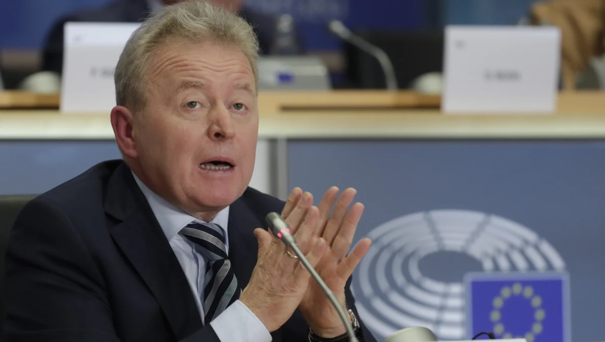 Janusz Wojciechowski musi podjąć radykalne decyzje: zmienić swoich doradców, przyjąć nową strategię i stać się na nowo politykiem. Ponowne przeczytanie dostarczonego przez Komisję Europejską kilkusetstronicowego bryku na temat ostatnich decyzji w sprawie rolnictwa  także by się przydało. A polskie władze powinny mu pomóc, bo sprawiał on wrażenie dosyć osamotnionego.