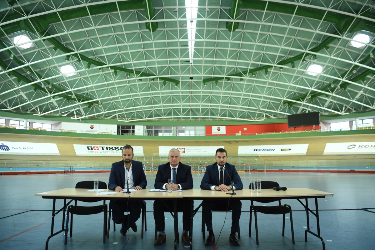 Polski Związek Kolarski od lat nie potrafi poradzić sobie z problemami finansowymi. Choć nasze kolarstwo torowe w ostatnim czasie pnie się w światowej hierarchii, to PZKol stoi na progu bankructwa. Zadłużenie wynosi obecnie 15 milionów złotych i rośnie z każdym dniem. Związek jest gotowy sprzedać tor w Pruszkowie, aby spłacić dług. „To w tej sytuacji jedyne wyjście” – poinformowali w środę przedstawiciele PZKol.