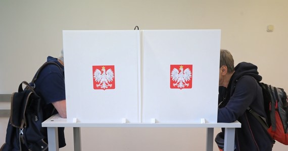 Prawo do głosowania ma każdy obywatel Polski, który najpóźniej w dniu głosowania kończy 18 lat. Jak oddać ważny głos w wyborach? 