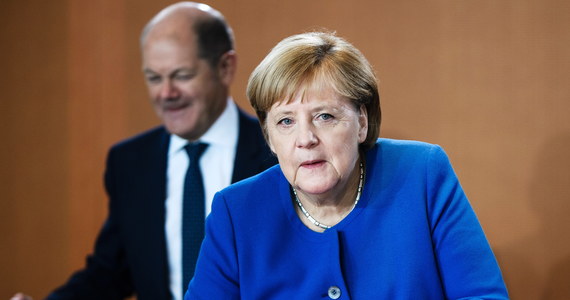 Kanclerz Niemiec Angela Merkel oświadczyła, że na razie nie ma przesłanek, by znieść sankcje przeciwko Rosji. To reakcja na podpisanie przez Ukrainę tzw. formuły Steinmeiera, która ma pomóc zakończyć konflikt w Donbasie.