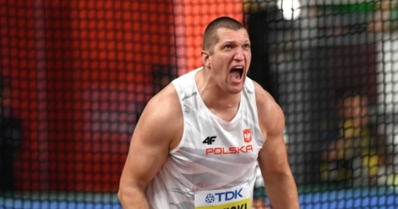 Wojciech Nowicki niespodziewanie został medalistą lekkoatletycznych mistrzostw świata w Dosze. Sędziowie dopatrzyli się jednak błędu Węgra Bence Halasza w pierwszym rzucie młotem na 78,18 m, który dał mu brązowy medal – informuje Onet. Mistrzem świata został Paweł Fajdek. 
