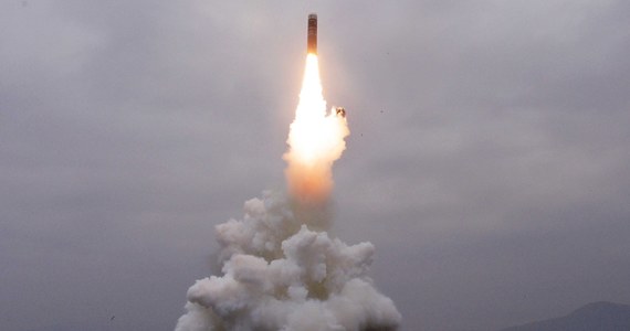 Korea Północna przeprowadziła udany test nowego typu rakiety balistycznej wystrzelonej z okrętu podwodnego - poinformowała oficjalna północnokoreańska agencja prasowa KCNA.
