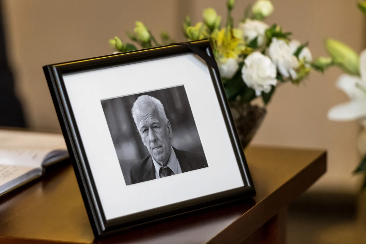 Wszyscy chcący pożegnać śp. Kornela Morawieckiego zaproszeni są do udziału w piątkowych uroczystościach: kondukcie żałobnym i czuwaniu w Katedrze Polowej Wojska Polskiego - podał w czwartek szef KPRM Michał Dworczyk.